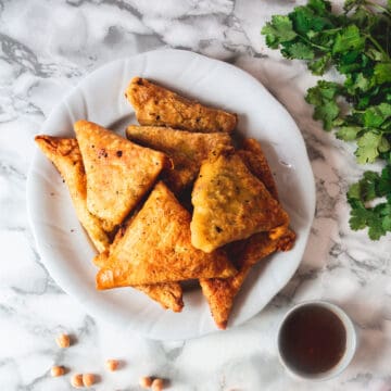 samosas with sauce